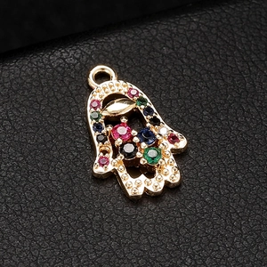 Ciondolo mano di Fatima dorato con cristalli colorati e occhio su base nera