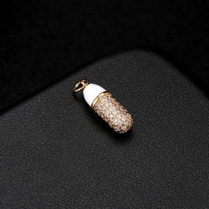 Squisito ciondolo a capsula in oro 14K con smalto bianco e cristalli pavé luccicanti