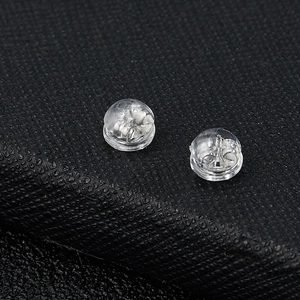 Vue rapprochée des fermoirs en silicone transparent avec insert métallique pour boucles