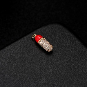 Pendente creativo a capsula in oro 14K con smalto rosso e pietre di zirconi bianchi