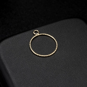 Elegante gouden ronde hanger met gedraaide textuur voor minimalistisch sieradenontwerp