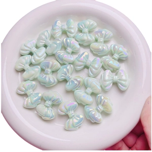 Pastellgrüne irisierende Schleifenperlen für DIY-Schmuck mit perlmuttartigem Glanz