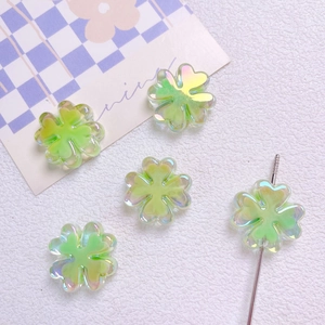 Primer plano de cuentas de trébol de cuatro hojas verde aurora para bisutería DIY