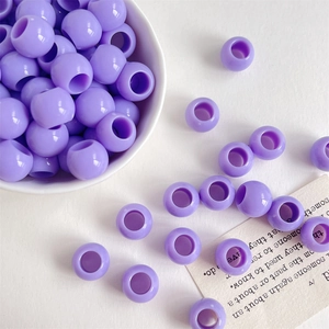 Nahaufnahme der 12mm violetten Perlen mit großem Loch für DIY-Handyketten