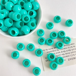 Nahaufnahme von 12 mm minzgrünen Kunststoffperlen mit großem Loch für DIY-Schmuck