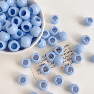 Nahaufnahme von himmelblauen 12-mm-Acrylperlen mit großem Loch für DIY-Schmuckketten