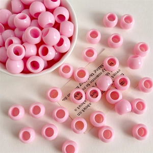 Makroaufnahme von 12 mm rosa Acryl-Ponyperlen für DIY-Schmuck und Handykettenherstellung