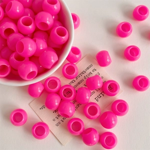 Nahaufnahme von 12mm neonpinken Großlochperlen für DIY-Schmuck und Bastelarbeiten