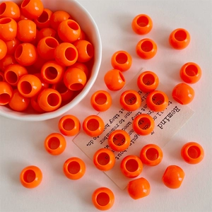 Nahaufnahme von 12mm leuchtend orangen Acrylperlen mit großem Loch für DIY Schmuckherstellung