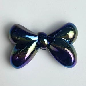 Nahaufnahme der metallischen Regenbogen-Schleifenperle mit galvanisiertem Finish