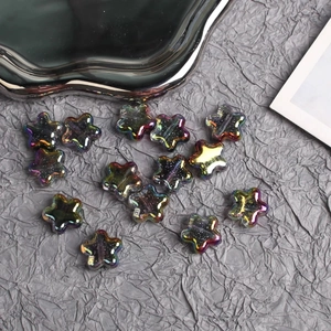 Dettaglio macro di perline a stella aurora con glitter e finitura iridescente per DIY