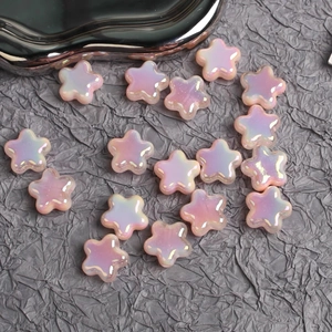 Dettaglio delle perle a stella rosa iridescente con finitura AB per gioielli fai-da-te