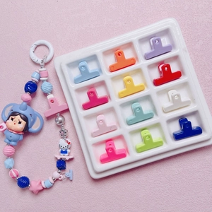 Pastel acryl kralenkoord met olifant hanger en kleurrijke plastic clips voor DIY projecten