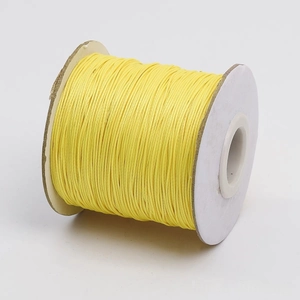 Detalle del cordón encerado amarillo brillante de 2 mm en carrete para joyería DIY