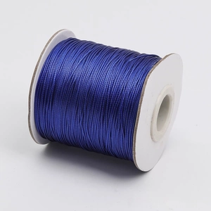 Detalle de un rollo de cordón encerado azul de 1-2mm para joyería DIY y manualidades