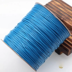 Primer plano de un rollo de cordón encerado azul de 2mm para manualidades y joyas