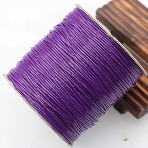 Primer plano de carrete de cordón encerado morado para bisutería y manualidades DIY