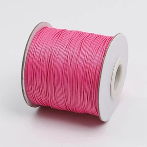 Detalle de cordón encerado rosa fucsia para manualidades y creación de joyería