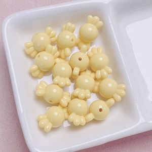 Primer plano de cuentas acrílicas de color amarillo claro en forma de caramelo para DIY