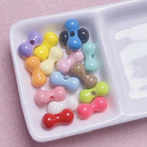 Bunte Knochenperlen für DIY-Schmuckherstellung in einer weißen Keramikschale