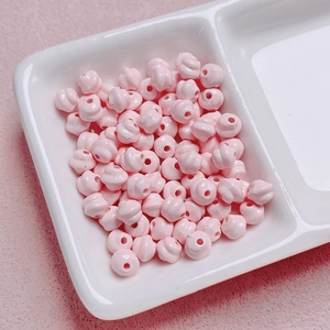 Dettaglio di perle acriliche rosa a spirale con finitura lucida per gioielli fai da te