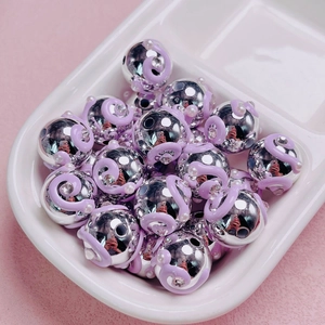Detalle de cuentas plateadas con esmalte morado y perlas para accesorios de joyería