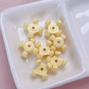 Primer plano de cuentas de acrílico beige en forma de estrella para accesorios de joyería