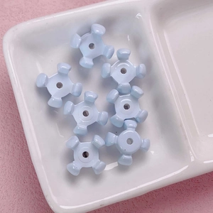 Vista macro de cuentas de calabaza azul claro de acrílico para joyería DIY y cadenas