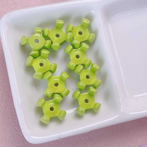Cuentas de estrella en acrílico verde brillante con acabado pulido para joyería DIY