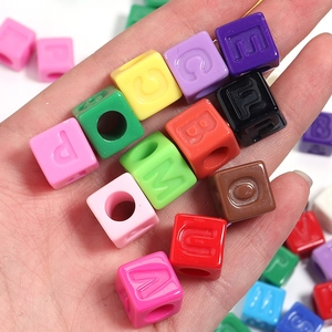 Perles alphabet acryliques colorées pour bijoux DIY tenues en main en diverses couleurs