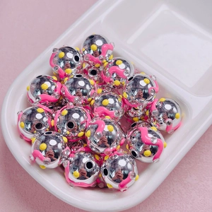 Cuentas plateadas pintadas a mano con esmalte rosa y cristales para joyas DIY