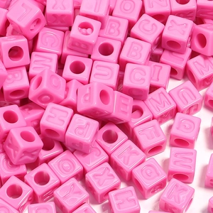 Détail macro de perles carrées en acrylique rose vif pour bijoux DIY et bracelets