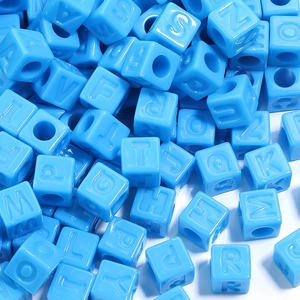 Détail macro de perles de lettres carrées bleu ciel pour bijoux DIY et bracelets créatifs