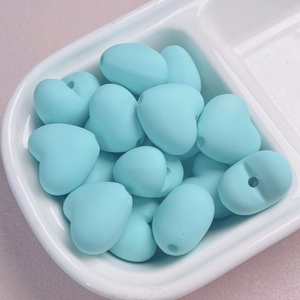 Makroaufnahme matter hellblauer Acryl-Herzperlen mit Mittelloch für DIY-Bastelarbeiten