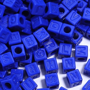 Gros plan de perles carrées en acrylique bleu marine avec lettres pour bijoux DIY