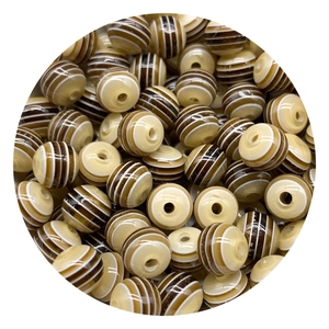 Dettaglio di perline fai-da-te con motivi a strisce marroni e beige per gioielli