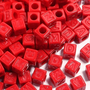 Gros plan de perles alphabet carrées en acrylique rouge avec finition brillante