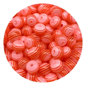 Dettaglio di perle acriliche a righe rosa e bianche per la creazione di gioielli fai-da-te