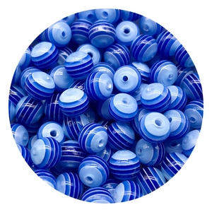 Vista dettagliata di perle tonde in resina a righe blu e bianche per creare gioielli