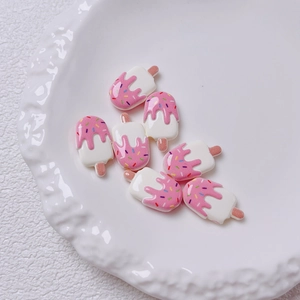 Detail van zeven roze ijsje hars kralen met hagelslag voor DIY telefoonketting maken
