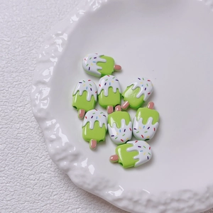 Detail van groene acryl ijsjes kralen met kleurrijke hagelslag voor DIY knutselwerkjes