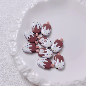Detailopname van chocolade ijsje acryl kralen met gekleurde hagelslag in een schaal