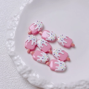Macro-detail van 8 schattige roze hars ijskralen met kleurrijke hagelslag voor DIY sieraden