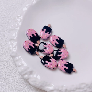 Macro-opname van negen roze en chocolade ijsbolletjes kralen op een wit gestructureerd blad