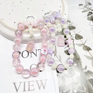 Dettaglio di perle acriliche da 16mm con rivestimento UV in rosa e viola per catene fai-da-te
