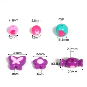 Sortierte cremefarbene Perlen mit Herz-, Schmetterlings- und Blumenform für DIY-Schmuck