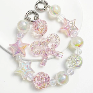 Ciondolo per cellulare con perle iridescenti fiocco di resina rosa e stelle su bianco