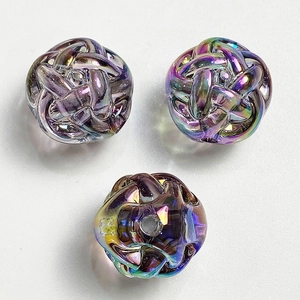 Dettaglio macro di perle di vetro intrecciate iridescenti per la creazione di gioielli