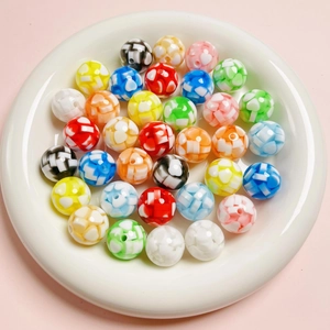 Detailansicht der 16mm bunten Harzperlen für DIY-Schmuck in einer weißen Schale präsentiert