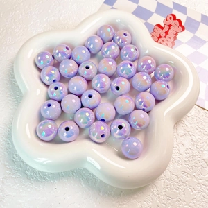Dettaglio di perle lavanda iridescenti in vassoio di ceramica per gioielli fai da te